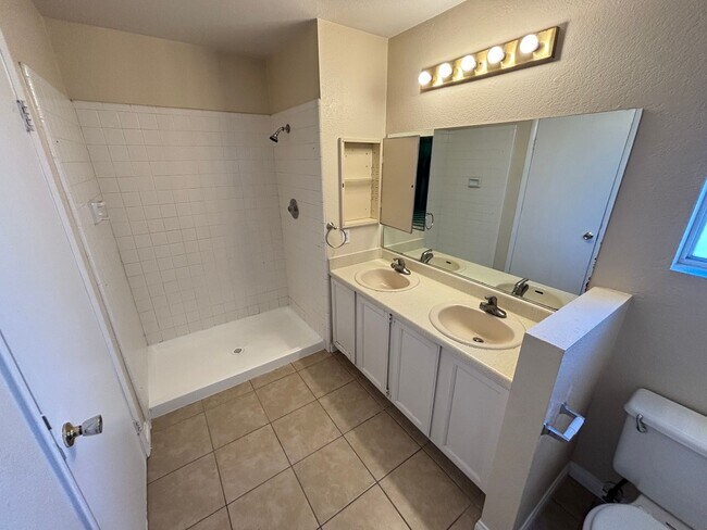 Building Photo - Spacious 3BED/3BATH Two story home located...