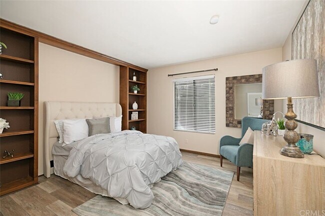 Building Photo - 323 Streamwood-