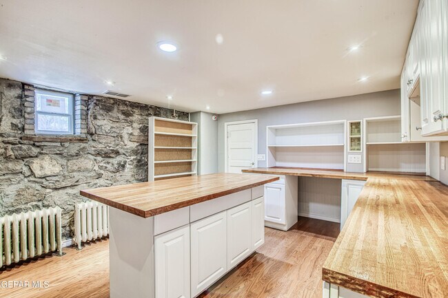 Building Photo - 1701 Elm St