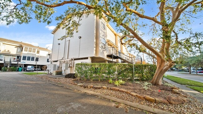 Building Photo - 1914 Lakeside Dr