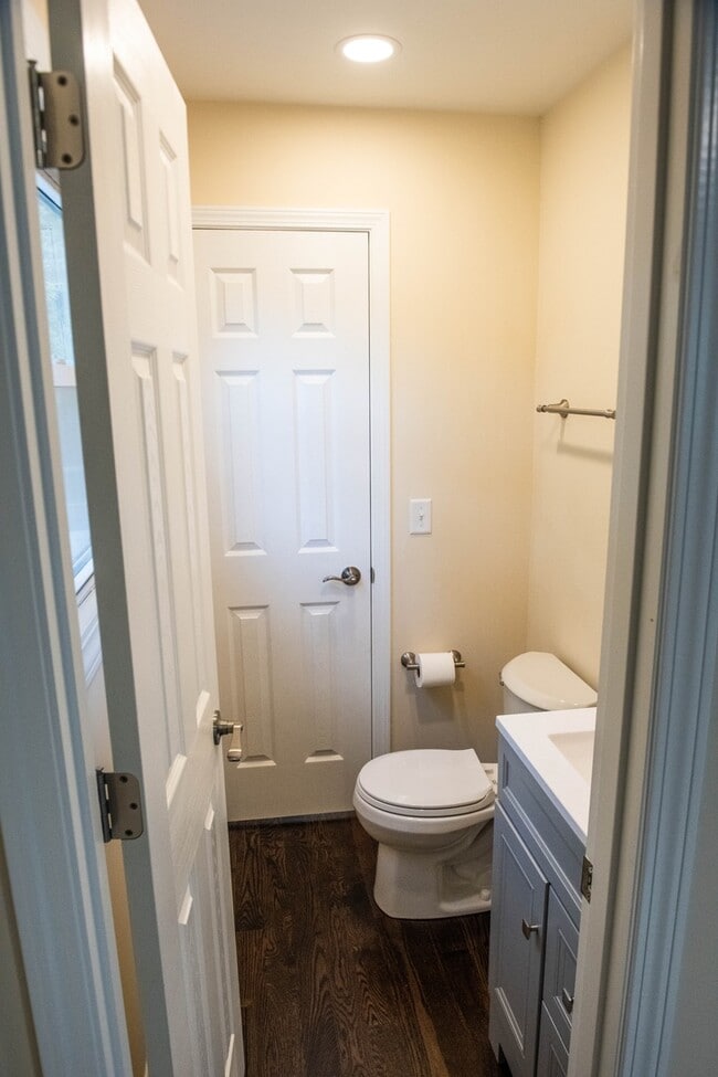 Building Photo - 1028 Valley Stream Dr