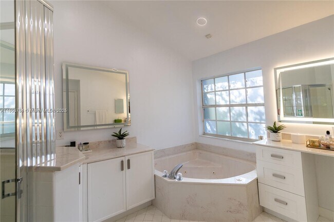 Building Photo - 2883 Oakbrook Dr