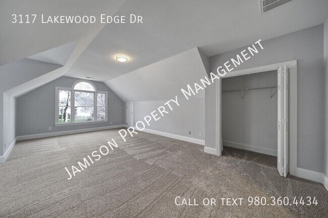 Building Photo - 3117 Lakewood Edge Dr