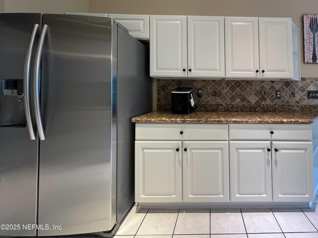 Building Photo - 1704 Tall Tree Dr E