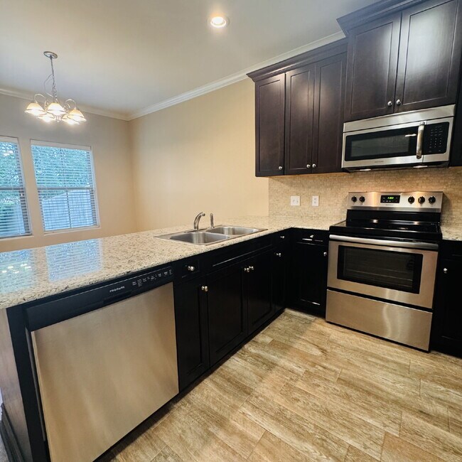 Building Photo - Spacious Duplex Now Available in Orange, TX!