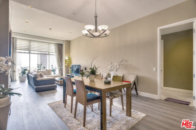 Building Photo - 3223 W 6th St