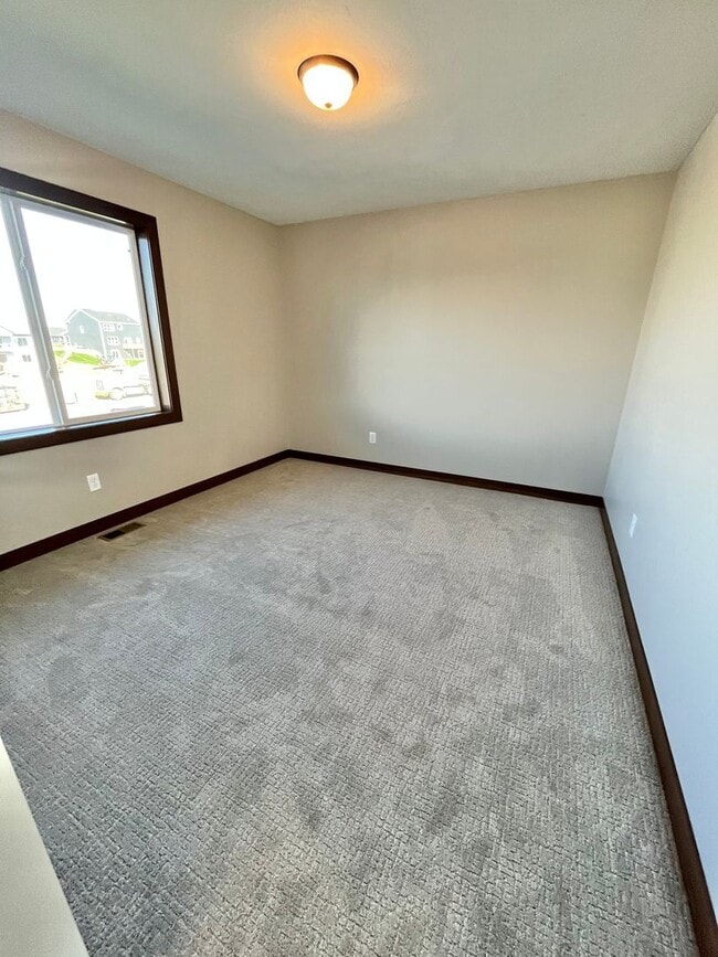 Building Photo - Stunning 5 Bed/2.5 Bath Townhome!