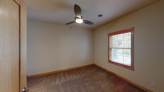 Building Photo - AVAILABLE AUGUST 1st! Cute Condo w/Securit...