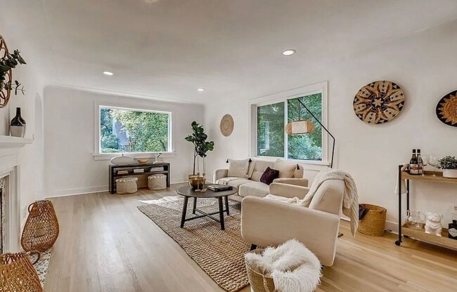 Building Photo - High end Hilltop 3br/2.5 bath with office,...