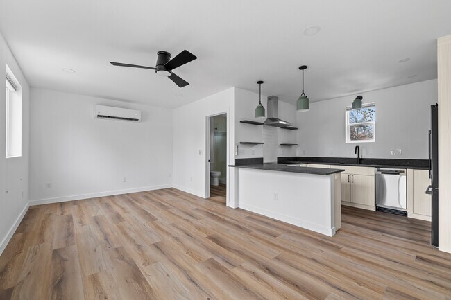 Primary Photo - 609 E 5th St