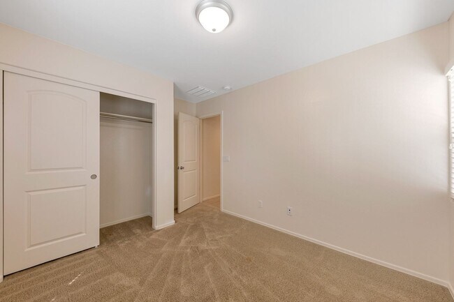 Building Photo - Charming 4 bedroom 3 bath Home in Gilbert!