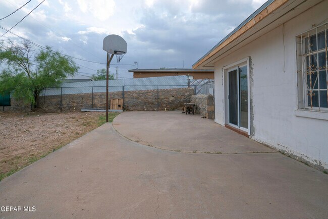 Building Photo - 4016 Titanic Ave