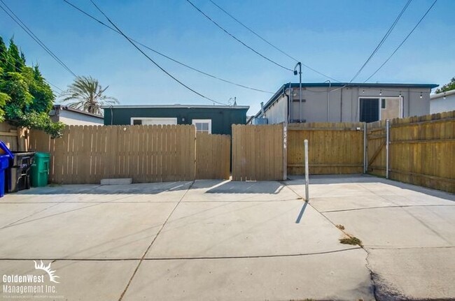Building Photo - Modern 3Bdm 1Ba Duplex Home in Desirable Point Loma Heights Neighborhood!