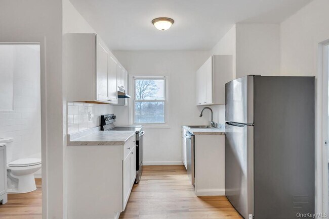 Building Photo - 1550 Montauk Hwy