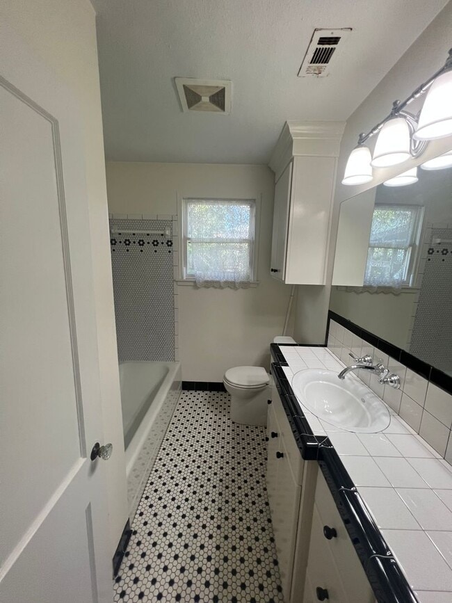 Building Photo - Two Bedroom Remodel in Rosedale Neighborhood