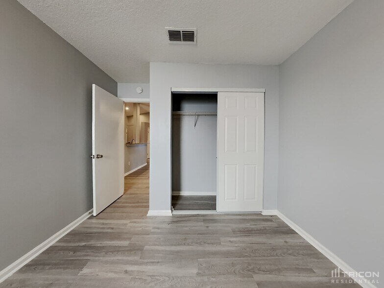 Building Photo - 1707 Ashwood Cir