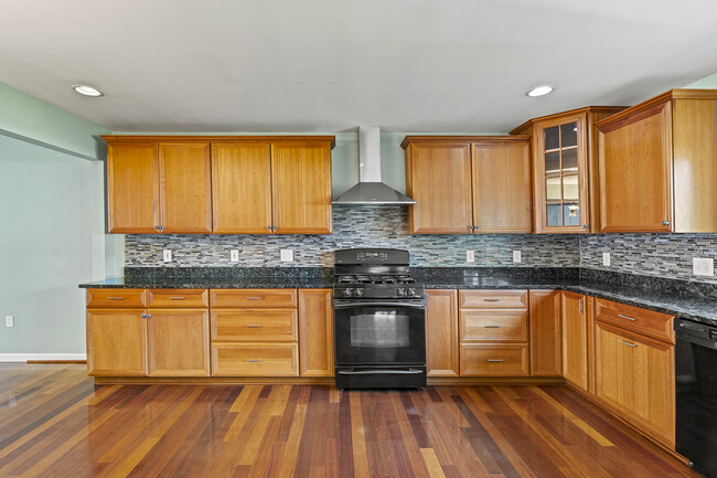 Building Photo - 2023 Rollingwood Rd