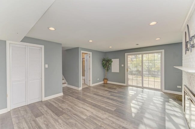 Building Photo - 585 Cambridge Way