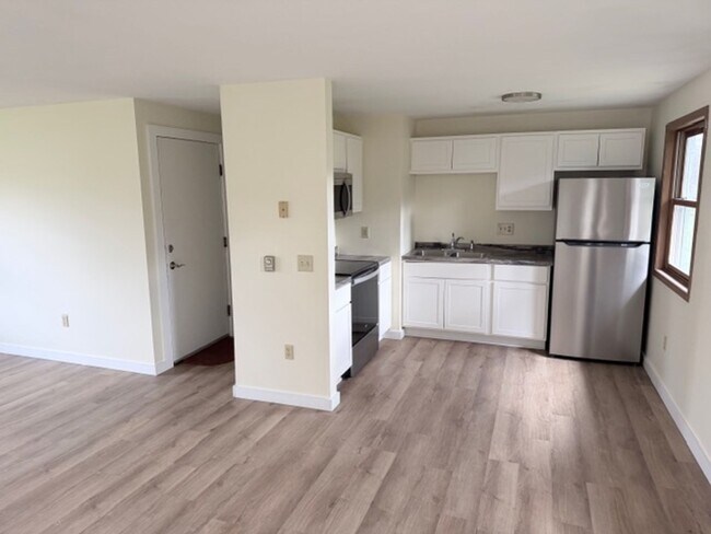 Building Photo - 3 Bedroom, Cortland