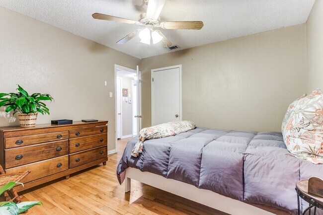 Building Photo - 2-BEDROOM DUPLEX IN WILSHIRE TERRACE
