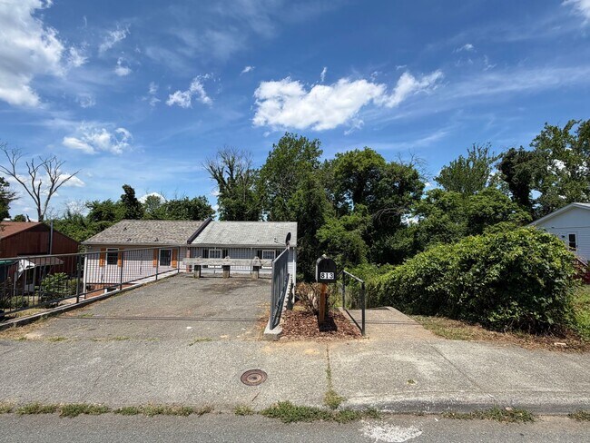 Building Photo - 813 Ridge St