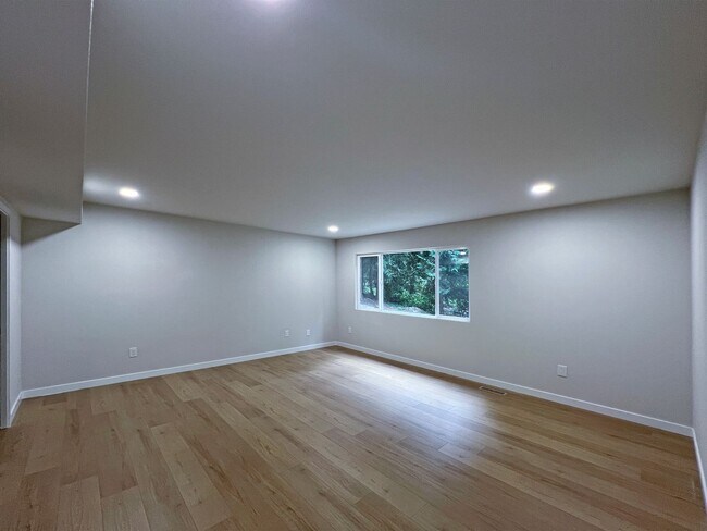 Building Photo - Freshly Remodeled 5BR Home in Prime Bellevue Enatai