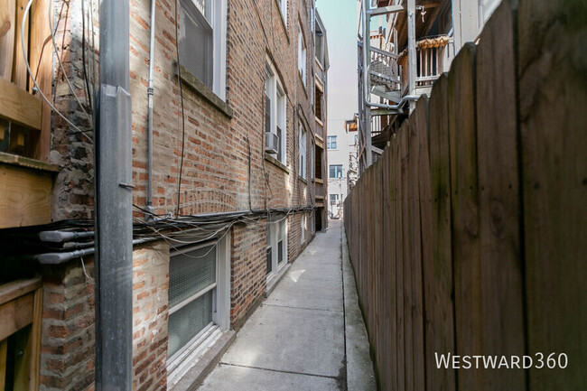 Building Photo - 1662.5 W Farwell Ave