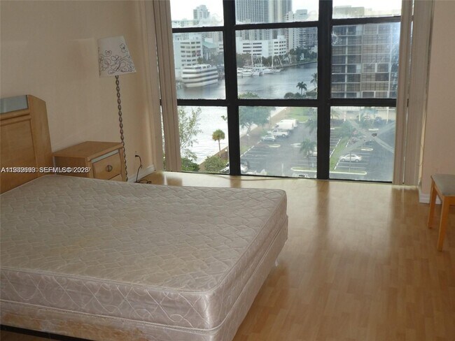 Building Photo - 800 Parkview Dr