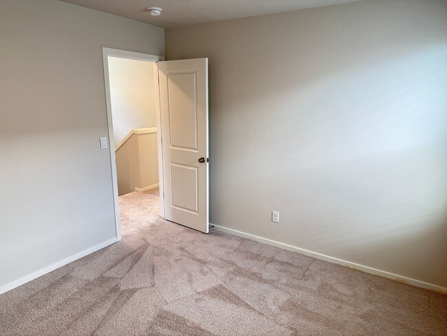 Building Photo - Newer 3 bedroom 2.5 bathroom house!