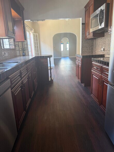 Building Photo - 839 N Poinsettia Pl