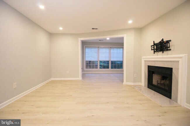 Building Photo - 2233 Lovedale Ln