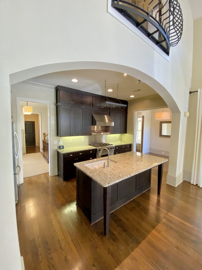 Building Photo - 975 N Ormewood Park Dr SE