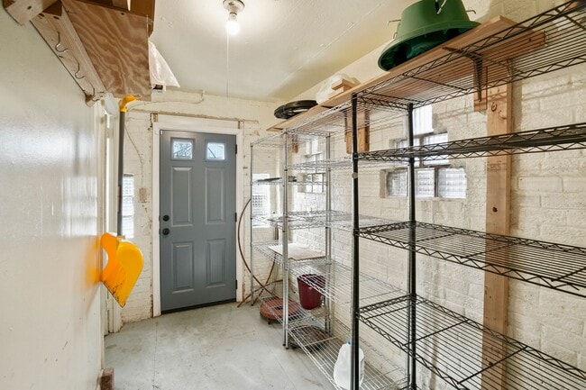 Building Photo - Brentwood Beauty