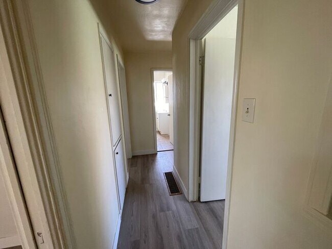 Building Photo - 701 Claremont Cir