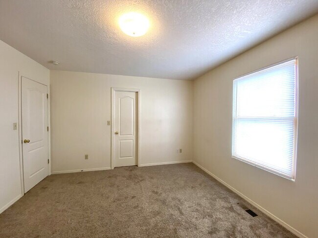 Building Photo - 4BR - PLUS LOFT and 3 CAR GARAGE