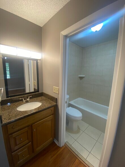 Building Photo - 10125 Lake Oak Cir