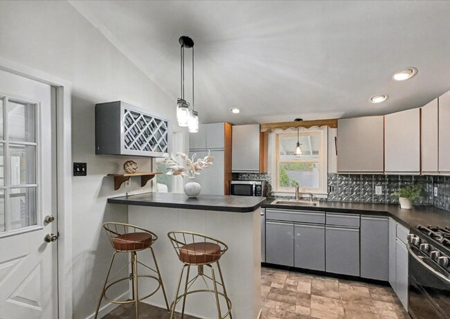 Building Photo - Bright 2 Bedroom, 1 Bath Home in Windsor, Pa!