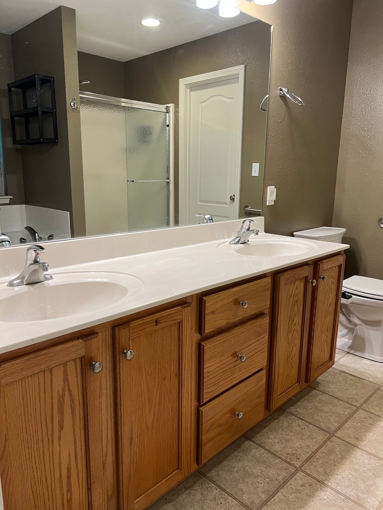 Master bathroom (upstairs) - 4701 Rainbow Trout Dr