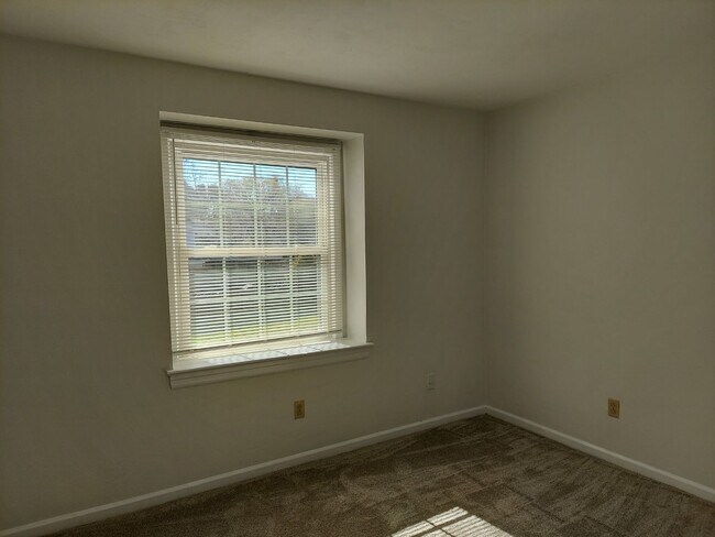 Building Photo - 5 BR 2.5 SINGLE FAMILY HOME