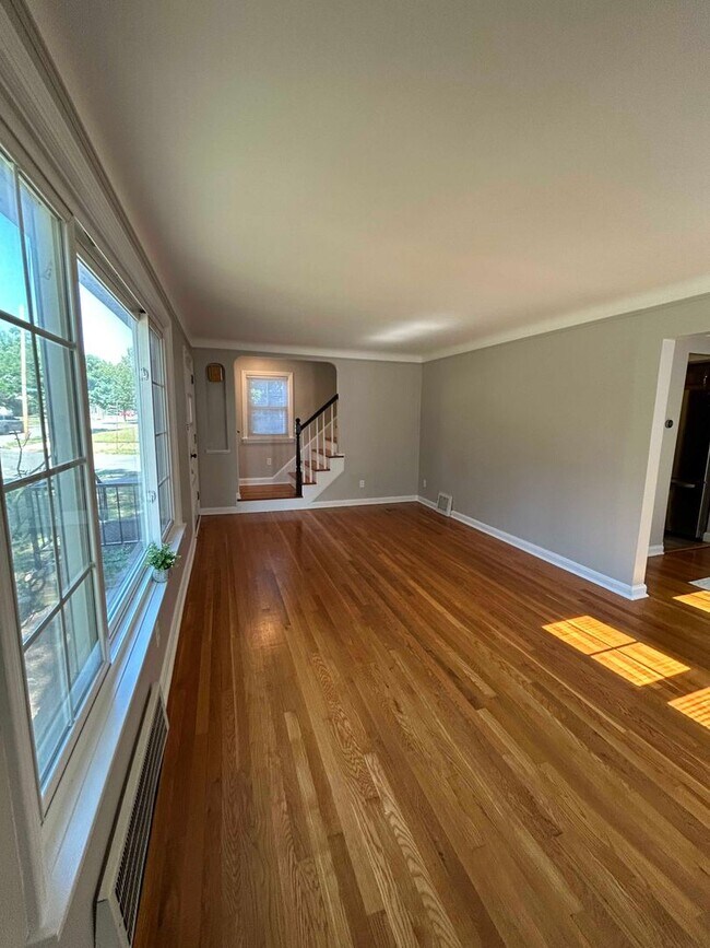 Building Photo - Spacious Colonial For Rent in Lyndhurst