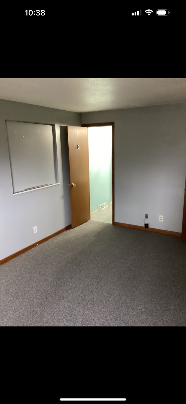 Building Photo - 495 Meadow Ln