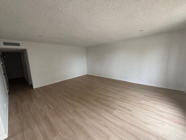 Building Photo - Clean 3 Bedroom / 1.5 Bathoroom House in T...