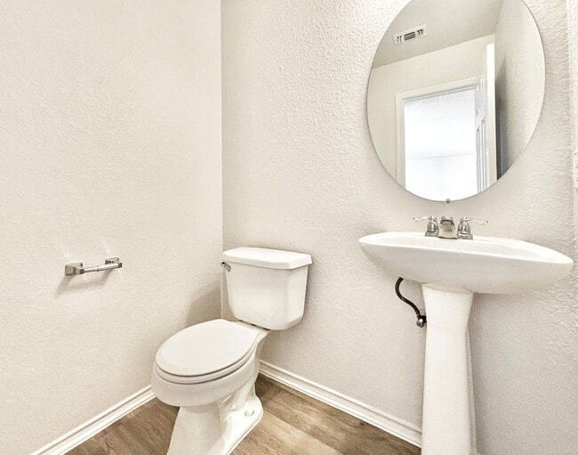 Building Photo - Spacious 4 bed 2.5 bath two-story home!