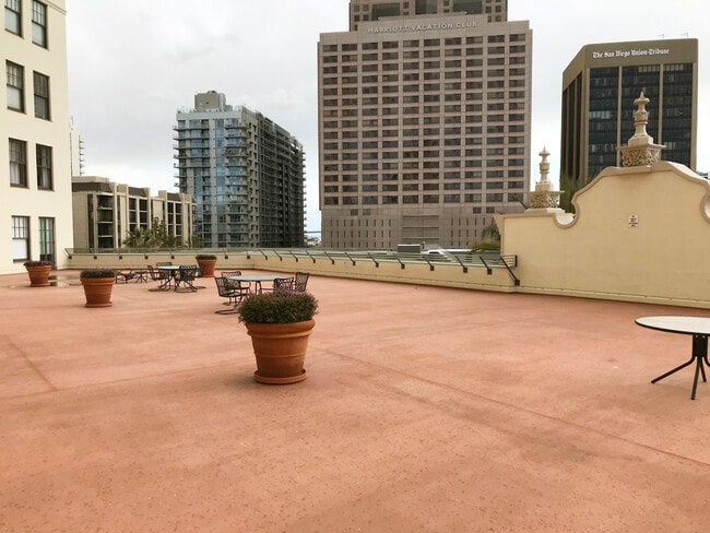 Front Patio - 702 Ash St