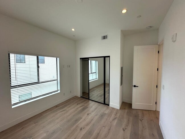 Building Photo - Beautiful Modern Luxury 4 Story Townhome -...