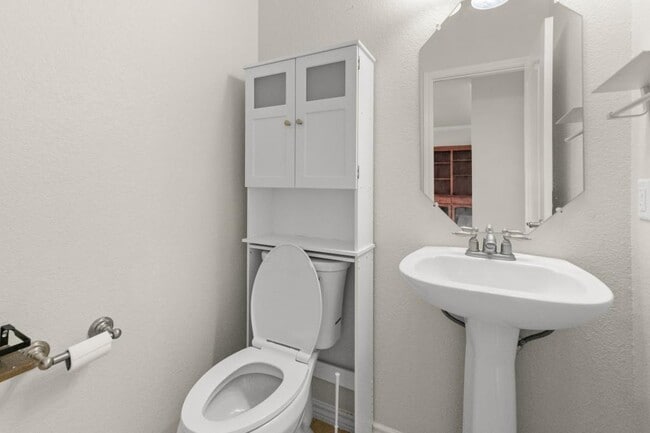 Building Photo - 2802 Scottsdale Dr
