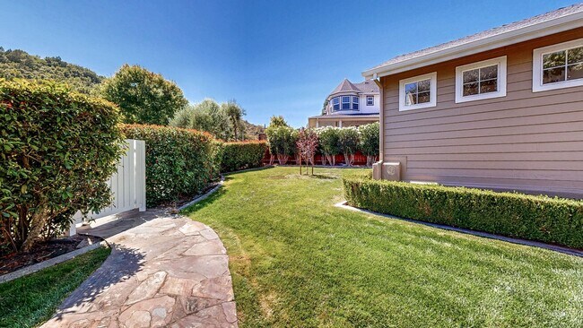 Building Photo - Gorgeous Home with private yards, large de...