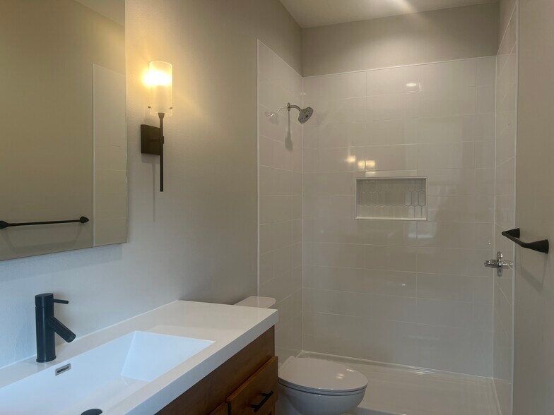 Master Bathroom - 324 9th St