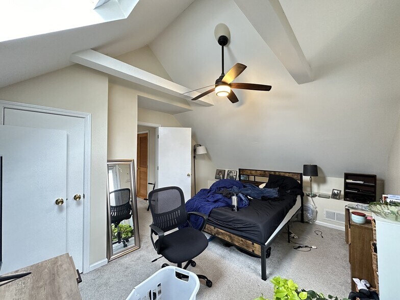 Building Photo - 1738 W Nelson St