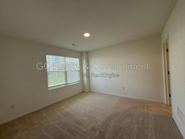 Building Photo - 249 Kingsport Dr